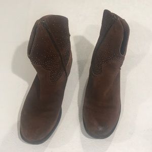 EUC B.O.C brown suede ankle booties, 6.5